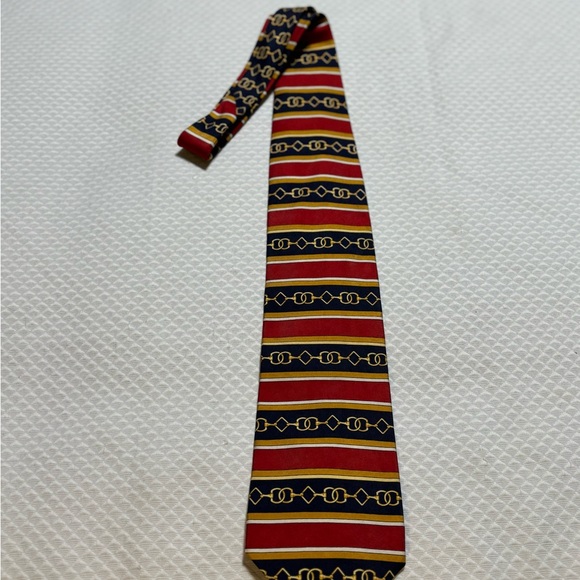 Gucci Red and Gold Chain Pattern Tie - Picture 9 of 10